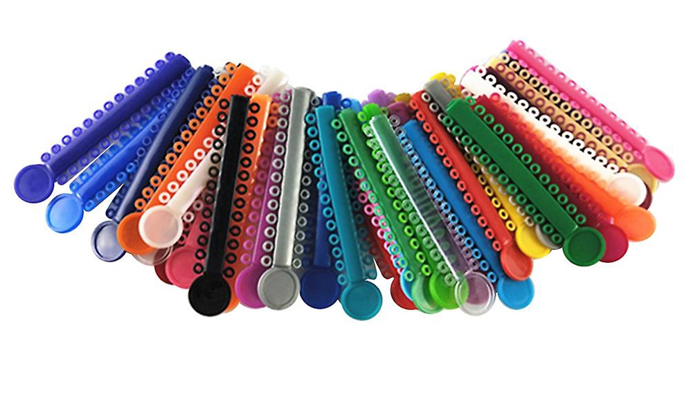 Barevné gumičky na pevná rovnátka